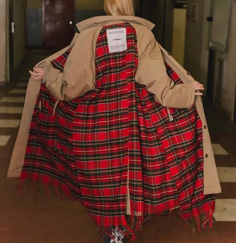 Reversible fashion @genteroma @vetements_official Reversible trench coat soon available in store at Via Frattina, 92. #GenteRoma… Statement Clothing Pieces, Plaid Jacket Outfit, Reversible Clothing, Oversize Outfit, Plaid Trench Coat, Khaki Coat, Khaki Trench Coat, Trench Coat Outfit, Kimono Coat