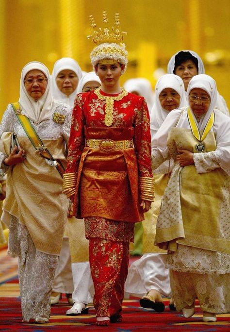 Princess Dayangku Sarah of Brunei  Who was she wearing? She wore five outfits created by different local designers  What did it cost? $4 million Royal Wedding Gowns, Wedding Ceremony Traditions, Iconic Weddings, Royal Wedding Dress, American Princess, Royal Brides, Iconic Dresses, Traditional Wedding Dresses, Princesa Diana