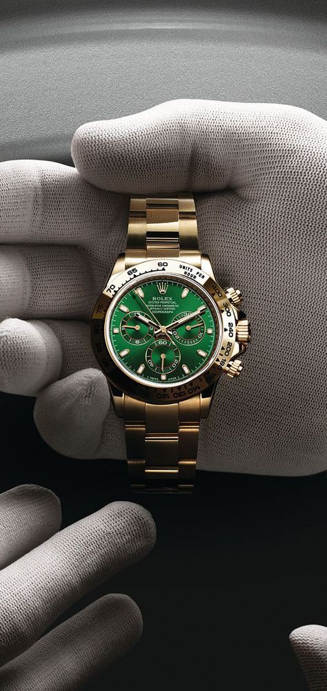 soulmate24.com Rolex Cosmograph Daytona in 18ct yellow gold with a green dial and Oyster bracelet. Photographed by Régis Golay. Rolex Daytona Black, Daytona Watch, Rolex Cosmograph Daytona, Max Bill, Cosmograph Daytona, Swiss Army Watches, Watches Rolex, Rolex Watches For Men, Gold Rolex