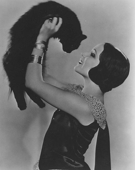 Oud Hollywood, Patricia Highsmith, Old Hollywood Stars, Silent Movie, Foto Vintage, Cat People, Cats Eye, Silent Film, Classic Films