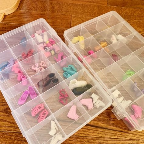 Barbies Organizer, Organizing Doll Clothes, Organize Barbies Storage Ideas, Organize Crafts Small Space, Organize Dolls And Accessories, Diy Barbie Organization, Barbie Dream House Organization, How To Organize Barbies, How To Store Barbies