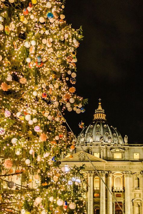 Discover the best fairytale Christmas markets in Italy, updated to 2021, with all the info you might need! Italy In Christmas, Rome Christmas Aesthetic, Italy Winter Aesthetic, Italian Christmas Decorations, Rome Christmas, Christmas Italy, Rome Buildings, Euro Winter, Fairytale Christmas