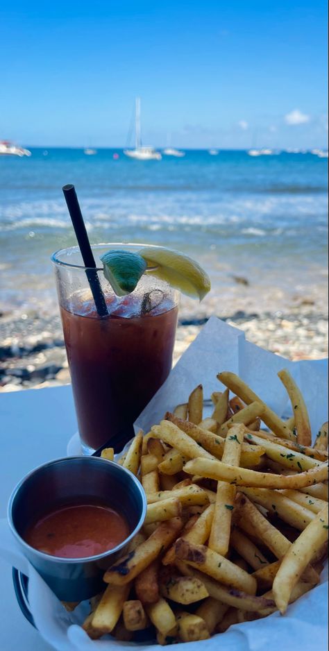 instagram: syd.eliz restaurants in hawaii, maui, travel destinations, luxury dining, oceanfront restaurant photo inspo Hawaii Drinks Aesthetic, Beach Restaurant Aesthetic, Beach Club Aesthetic, Oceanfront Restaurant, Dining Island, Hawaii Restaurant, Vida Aesthetic, Beach Cocktails, Beach Restaurant