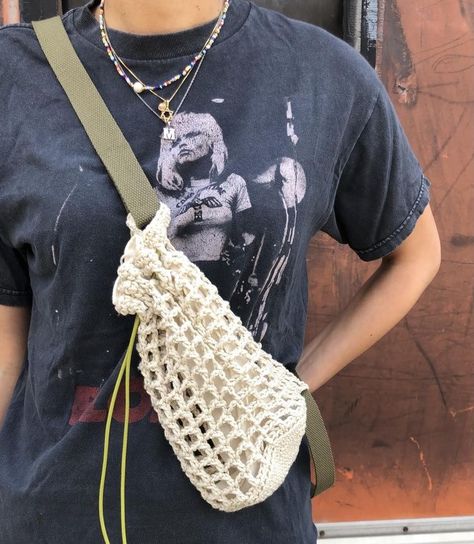 Cotton Mesh Bag, Handmade Bag Ideas, T-shirt Yarn, Crochet Mesh Bag Pattern, Crochet Bag Outfit, Fanny Pack Crochet, Mesh Bag Crochet, Crochet Produce Bag, Cotton Crochet Bag