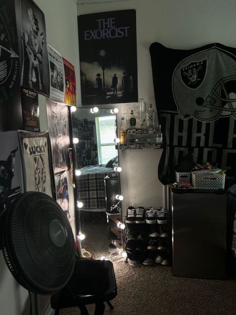 Grunge Room Inspo Edgy, Chola Rooms Aesthetic, Chicano Room Ideas, Emo Room Aesthetic, Gothic Room Ideas, Room Ideas Y2k, Alt Aesthetic Room, Graffiti Bedroom, Chum Bucket