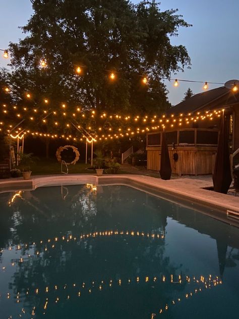 Party Aesthetic Theme Ideas, Backyard Pool Aesthetic Night, Pool Decorating Ideas For Party Night, Pool Party Ideas At Night, Birthday Pool Party Ideas Aesthetic, Pool Party Blue Theme, 21 Birthday Pool Party Ideas, Poolside Party Ideas, 80s Pool Party Aesthetic