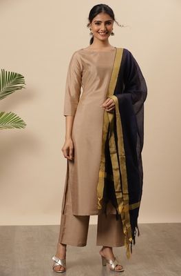 Satin Kurta Design, Plain Silk Suit Designs, Plain Salwar Suit Designs, Plain Suit Designs Indian, Stitch Kurti, Kurthi Design, Salwar Suits For Women, Satin Kurta, Plain Kurti Designs