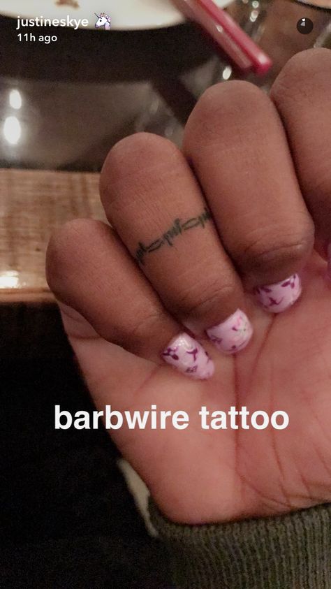 Minimalist Finger Tattoo Idea - Justine Skye - Barbed Wire Finger Tattoo Design Idea Barb Wire Tattoo For Women Arm, Small Barbwire Tattoo, Cowboy Finger Tattoo, Hand Tattoos For Women Country, Trigger Finger Tattoo, Barb Wire Finger Tattoo, Barbwire Finger Tattoo, Cute Simple Western Tattoos, Dainty Barbed Wire Tattoo