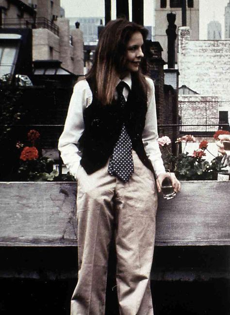 Why Diane Keaton's 1970s Style Is Still Influential Today Diane Keaton Annie Hall, Annie Hall Style, Dianne Keaton, Diane Keaton Style, 70s Mode, Tomboy Stil, Julie Delpy, Blake Edwards, Patti Hansen