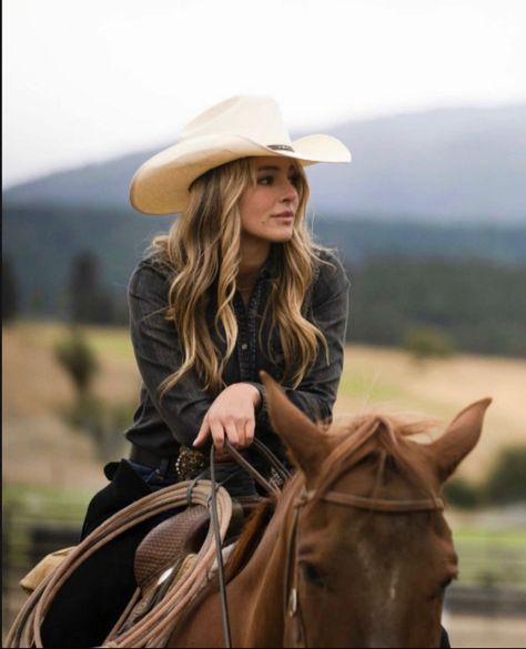 Hassie Harrison, Equine Photography Poses, Real Cowgirl, Cowgirl Photoshoot, Horse Photography Poses, Foto Cowgirl, Cowgirl Photo, Western Photoshoot