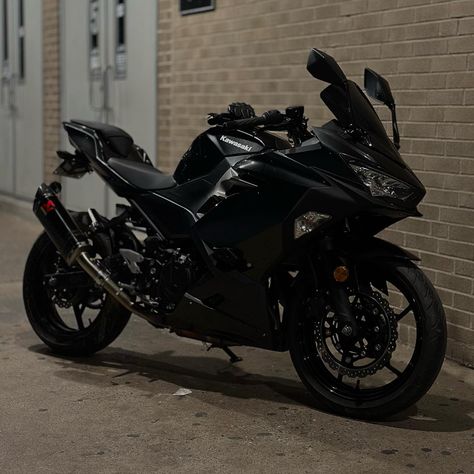 bike is finally all blacked out, all i need now is to get a dif tail light and sequentials but really happy with it for now :) Black Motorbike Aesthetic, Custom Sport Bikes Motorcycles, Black Things, Bike Aesthetic, Custom Sport Bikes, Motorcycle Aesthetic, Biker Aesthetic, Pretty Bike, Biker Love