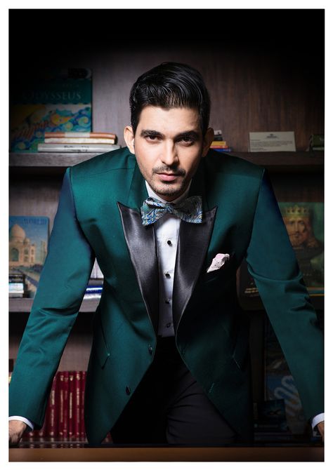 Green Tuxedo For Men, Designer Suits For Men Wedding, Forest Green Tuxedo, Emerald Green Suit, Green Tux, Blue Outfit Men, Native Styles For Men, Green Suit Men, Suit For Men Wedding