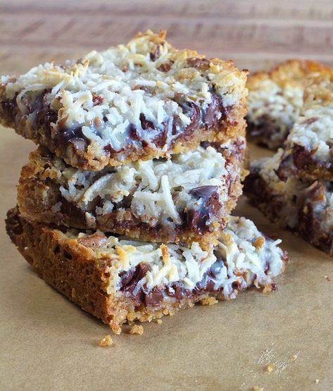 Dolly Bars, Hello Dolly Bars, My Country Table, Dessert Squares, Bar Desserts, Magic Bars, Fun Dessert, Country Table, Cracker Crust