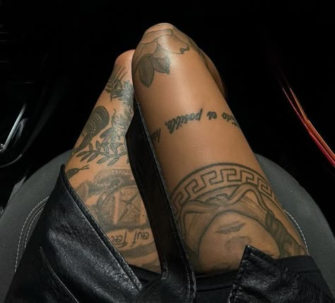 Tattoos Aesthetic Girl, Leg Tattoo Black Women, Elegant Dark Aesthetic, Tattoos Black People, Unisex Tattoos, Red Tattoo Aesthetic, Leg Tattoos Aesthetic, Girl Mafia, Black People Tattoos