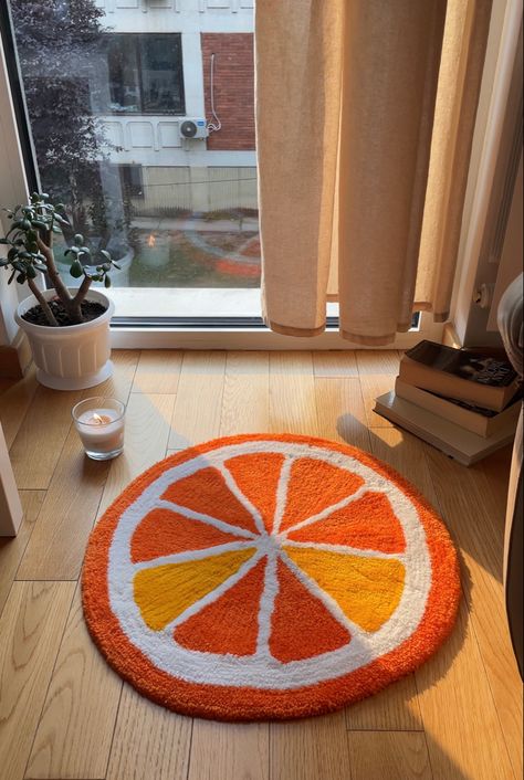 I wanted a tuft rug for a long time but I couldn’t decide what I wanted, so I ordered a Orange because it’s my fav juice. And to mix it up, so it doesn’t seem plain and boring, I asked if they could add two parts of the orange a bit yellow. It turned out sooo good! I got it from “Good Mood Rugs”. Link included of their Instagram profile! Small Orange Rug, Tuft Rug Diy, Simple Rug Tufting Design, Fun Carpet Ideas, Tufted Rug Inspiration, Grapefruit Rug, Fall Tufted Rugs, Simple Tufted Rug, Fun Rugs Bedroom