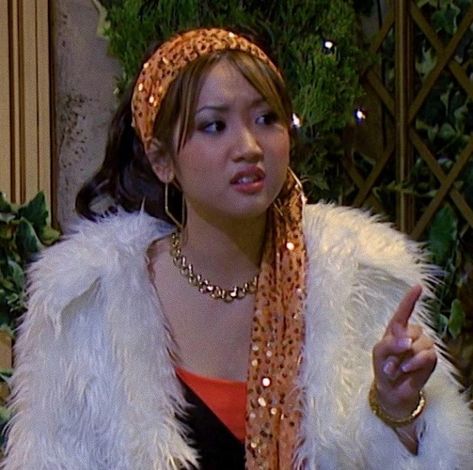 Early 2000s Pfps, London Tipton Hairstyles, London Tipton Icon, Early 2000s Movies Aesthetic, Disney 2000s Aesthetic, London Tipton Aesthetic, 2000s Pfps, London Tipton Outfits, Y2k Shows