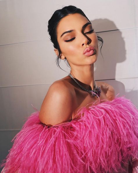 Kendall Jenner Pink Aesthetic, Kendall Jenner Pink, Y2k Pink Aesthetic, Kendall Jenner Aesthetic, Kendall Jenner Face, Elegant Fashion Outfits, Feather Tops, Hot Pink Dresses, Y2k Pink