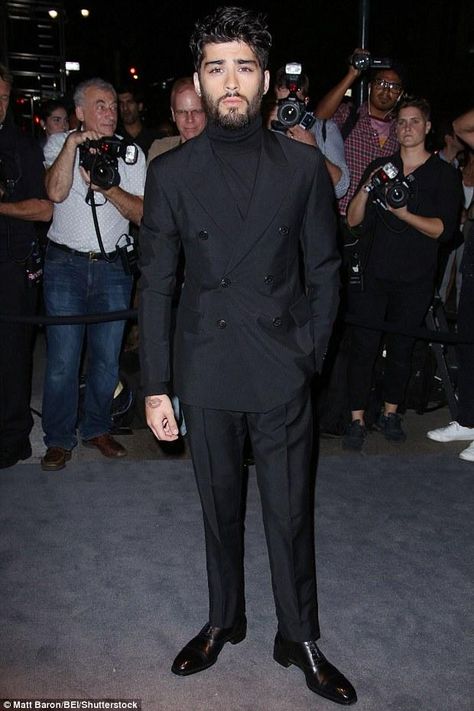 Zayn Malik wearing Tom Ford Classic Flat-Knit Cashmere Turtleneck Sweater Black and Tom Ford Gianni Cap-Toe Lace-Up Shoe Black Zayn Malik, Celebrity Style Men, Zayn Malik Style, Shoe Black, September 7, Cashmere Turtleneck, Black Turtleneck, Outfit Combinations, Celebrity Outfits