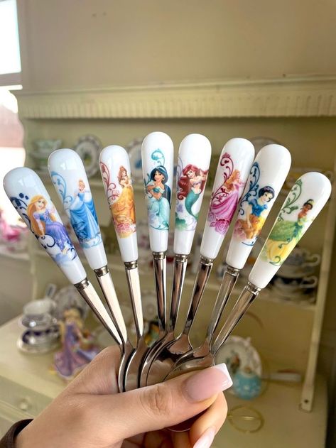 Disney Princess Spoon Collection Disney Kitchen Stuff, Disney Princess Kitchen, Disney Princess Mugs, Casa Disney, Disney Kitchen Decor, Wood Dishes, Disney Cups, Disney Christmas Ornaments, Roses Book