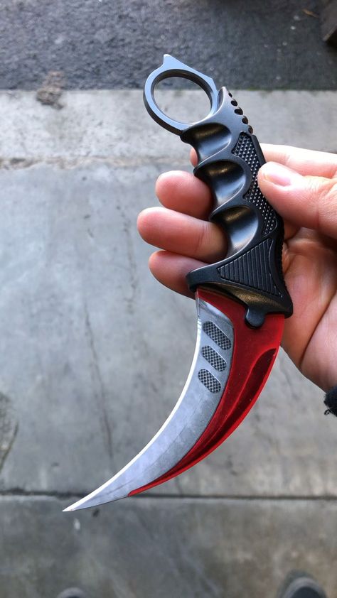 CSGO Counter Strike Karambit Red Autotronic Knife. #knife #knives #knifecommunity #edc #knifelife #knifeporn #handmade #customknives #knifemaker #knifemaking #chef #usa #knifepics #cheflife #cooking #cook #kitchen Red Knife, Knife Aesthetic, Pretty Knives, Butterfly Knife, Karambit Knife, Counter Strike, Kydex Sheath, Tactical Survival, Cool Swords