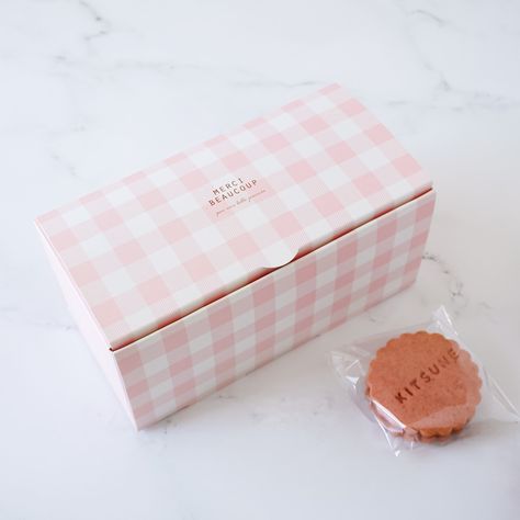 "Introducing Our New Pink Gingham Cookie Box! Elevate your packaging presentation with these stylish boxes specially designed for sweet creations. From cookies to your favorite baked goodies, our bakery boxes, conveniently shipped flat and unassembled, add a touch of sophistication to your treats. * Material: Pink gingham patterned paper with a matte finish. * Made in Korea. * Satin bow not included. * Please note that there may be slight variations in color shading between different box sizes. ♥ Dimension ♥ * Approx. 7\" W x 3 5/8\" L x 3 3/8\" H (18cm x 9cm x 8.5cm) ♥ Shipping Policy ♥ Please understand that delivery times are beyond our control once your order has been shipped. Buyers will be held responsible for reshipping costs if a shipped package is returned to us because of an inco Cute To Go Boxes, Cookie Bites Packaging, Cookies Presentation Ideas, Cute Bakery Packaging, Cookies Packaging Ideas Diy, Pastry Box Packaging Design, Cute Food Packaging, Cookie Box Design, Desert Packaging