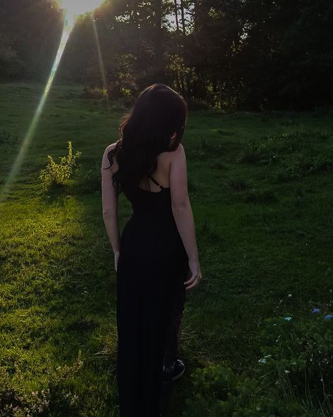 Black Dress Aesthetic Photoshoot, Ball Gown Picture Poses, Dark Fem Photoshoot, Poses With Dress Outfit Long, Long Black Dress Photoshoot Ideas, Black Satin Dress Aesthetic, Ig Poses Photo Ideas Dress, Black Dress Poses, Black Dress Photoshoot Ideas