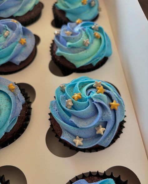 What pretty celestial cupcake! A very last minute order done in an hour. Two dozen cupcakes. Chocolate and vanilla with a celestial swirl of buttercream and stars! ⭐️ 🪐 Dozen Cupcakes, Space Cupcakes, Outer Space Theme, Themed Cupcakes, Space Theme, Chocolate Cupcakes, Last Minute, Butter Cream, 1st Birthday