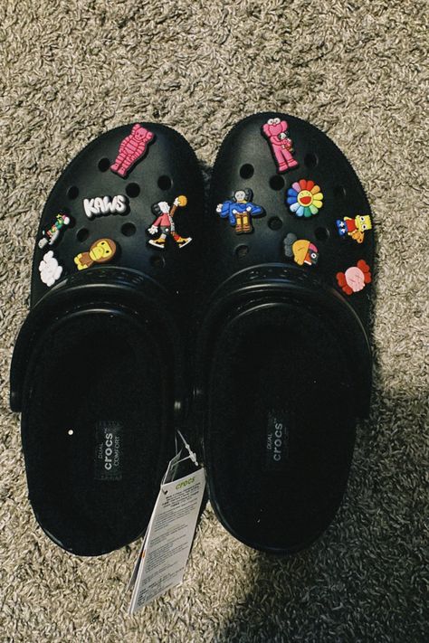 Black Crocs With Charms Ideas, Crocs Inspo Charms, Crocs Gibbets, Black Crocs Aesthetic, Black Crocs With Jibbitz, Crocs Pins, Croc Ideas, Crocs Aesthetic, Crocs Ideas