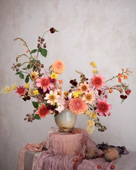 Autumn is upon us and with this beautiful season comes an endless supply of fall wedding flower inspiration. Today we are sharing the 45 prettiest arrangements to bookmark as autumn wedding inspo, floral ingredient cheat sheets and top floral designer sources around the globe! Gubahan Bunga, Flower Decorations Diy, Fall Floral Arrangements, Floral Studio, Floral Photography, Beltane, Deco Floral, Wedding Arrangements, Wedding Flower Arrangements