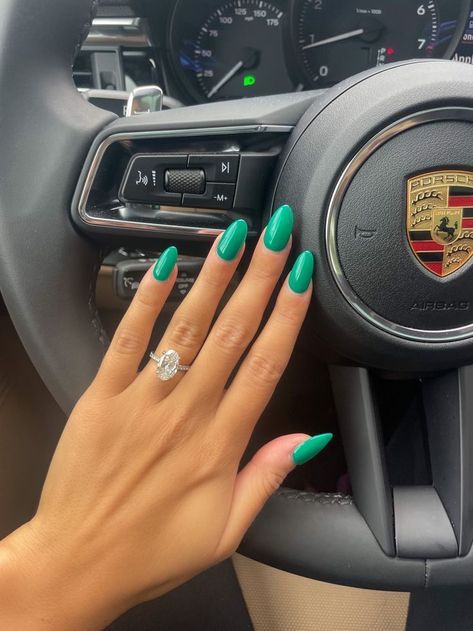 Summer Nails Emerald Green, Kelly Green Almond Nails, Summer Green Nails 2023, March Nails Ideas Green, Emerald Nails Acrylic Almond, Dark Green Nails Summer, Fun Summer Nails Green, Bright Emerald Green Nails, Light Emerald Green Nails