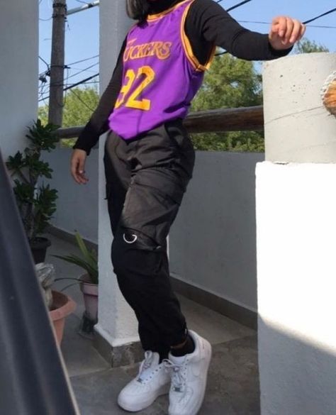 Purple and black outfit inspo for aesthetic look for teens Outfits Streetwear Mujer, Afro Outfits, Simple Clean Aesthetic, Basketball Jersey Outfit, Clean Outfit, Jersey Outfits, Looks Hip Hop, Estilo Hipster, Nba Outfit