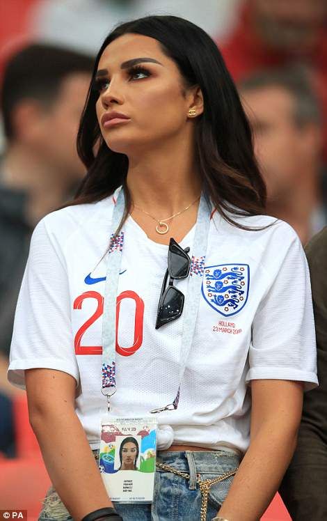 London Soccer Game Outfit, Football Wag Aesthetic England, England Wag Aesthetic, England Wags, Soccer Jersey Outfit Women, Football Outfits For Women, Wags Soccer, England Football Kit, England Football Shirt