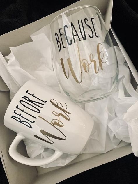 Creative Birthday Gifts For Mom, Best Birthday Gifts For Mom, Gifts For Moms Birthday, Wine Glass Sayings, Gifts For Mom From Daughter, Diy Wine Glasses, Idee Cricut, Gifts For Moms, Moms Birthday