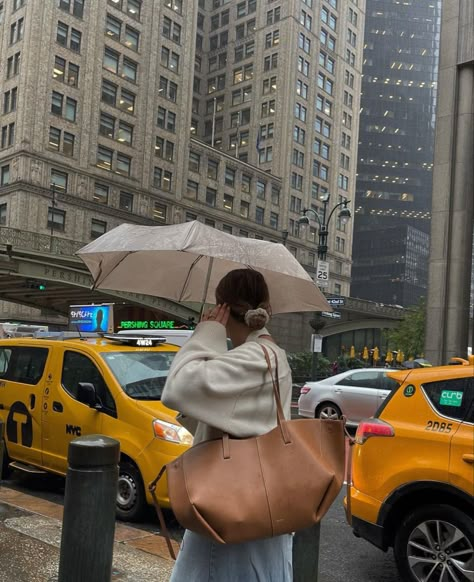 Corporate City Girl Aesthetic, City Girl Aesthetic Day, Introvert Life Aesthetic, Light Downtown Girl Aesthetic, Gracie Abrams Summer, Face Claim Brunette, Nyc Rainy Day, Nyc Life Aesthetic, Aesthetic Gracie Abrams