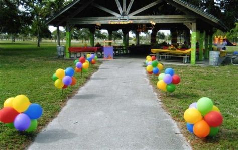 Stake balloons into the ground for an outdoor party First Birthday Party Park, Park Party Decorations, Party At Park, Party At The Park, Birthday Party At Park, Wedding Outdoors, Picnic Birthday Party, Park Party, Trolls Birthday Party