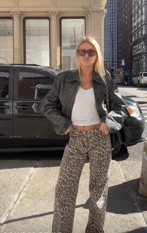 Minimal Earthy Outfits, Outfits Aesthetic Going Out, Dance Party Outfit Night Casual, Leopard Jean Jacket Outfit, Everyday Outfit Inspiration Casual, October Brunch Outfit, Brigette Pheloung, Fall Day Drinking Outfit, Leapord Pants Fit