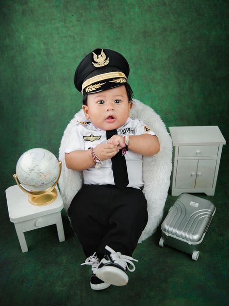 Fall Photoshoot Family, Pilot Costume, Baby Bump Pictures, Foto Newborn, Monthly Baby Pictures, Monthly Baby Photos, Monthly Baby, Newborn Baby Photoshoot, Baby Boy Photography