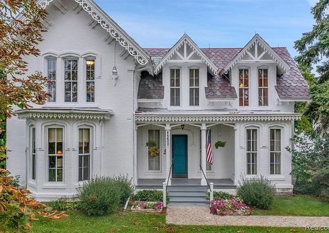 Coastal Townhouse, Victorian Farmhouse Exterior, Large Breakfast Nook, Farmhouse Victorian, Post And Beam Construction, 4 Season Room, Winding Staircase, Colonial Farmhouse, Houses Ideas