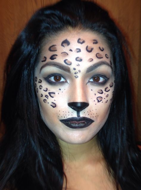 Leopard inspired halloween makeup Leopard Face Paint Women, Animal Halloween Makeup, Dalmatian Makeup, Safari Makeup, Scary Makeup Tutorial, Leopard Face Paint, Leopard Makeup Halloween, Lion Costumes, Cheetah Makeup