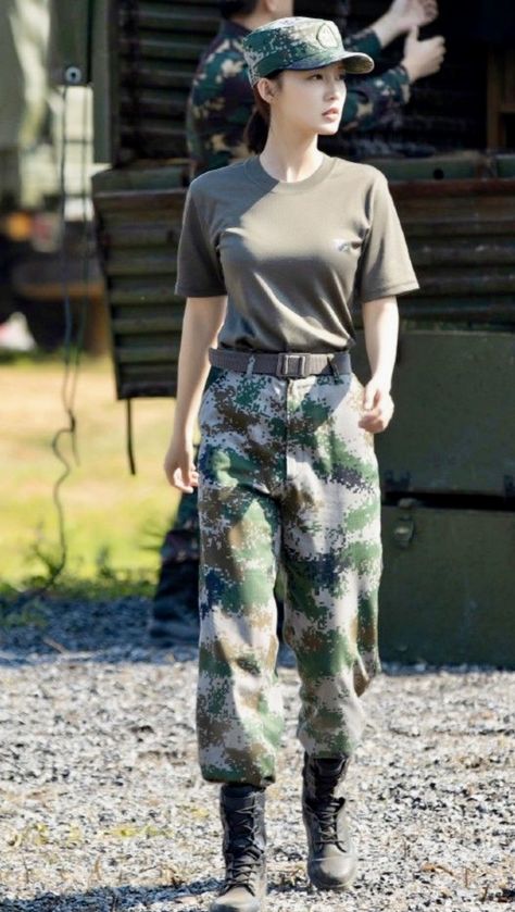 Women In Uniforms Military, Military Core Outfits, Army Doctor Female, Military Woman Aesthetic, Military Uniform Female, Army Pants Outfit, Simple Front Yard Landscaping Ideas, Army Outfit, Army Girls