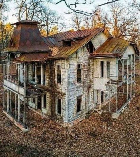 Old Abandoned Buildings, Abandoned Homes, Abandoned Property, Creepy Houses, Abandoned Mansion, Old Abandoned Houses, Spooky Places, Abandoned Castles, In The Middle Of Nowhere