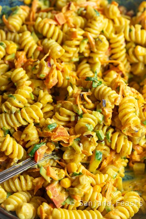 Curry Pasta Salad, Salad Indian, Indian Salad, Vegetarian Pasta Salad, Easy Summer Salad, Indian Salads, Onion Bhaji, Curry Pasta, Cold Pasta Salad Recipes