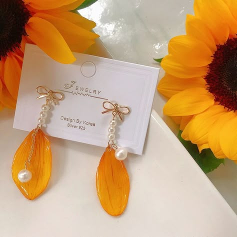 #jewelry#handmade#flower#pearl#earrings#fashion#jewelry Petal Jewellery, Resin Jewelry Tutorial, Flower Pearl Earrings, Diy Resin Earrings, Diy Uv Resin, Sunflower Petals, Asymmetric Earrings, Diy Popsicle Stick Crafts, Wedding Flower Jewelry