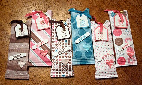 Candy Bar Gifts, Circle Crafts, Gift Bags Diy, Wrapping Gift Cards, Candy Holder, Candy Bar Wrappers, Gift Bows, Holiday Christmas Gifts, Back To School Gifts