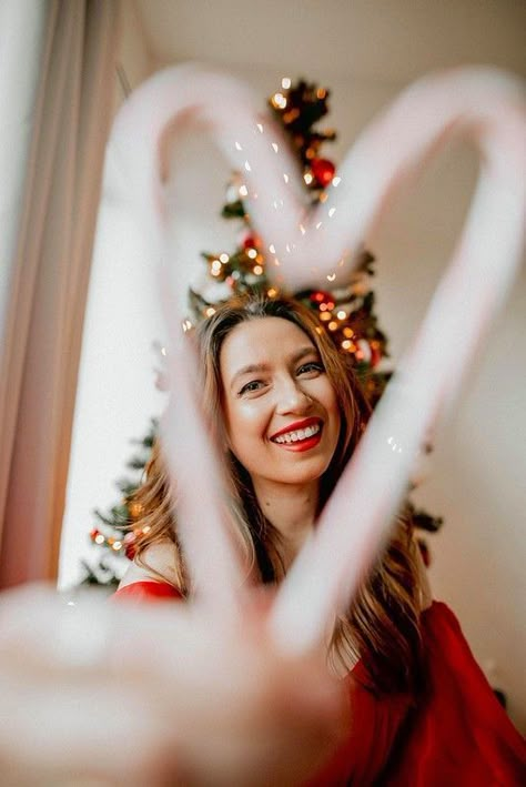 Christmas Photo Shoot Ideas, Indoor Christmas Photos, Holiday Branding, Christmas Photography Family, Christmas Photo Shoot, Christmas Poses, Christmas Family Photoshoot, Christmas Photo Props, Christmas Holiday Photos