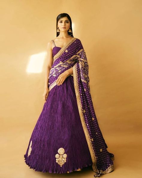 Plain Lehenga, Long Blouse Designs, Bandhani Dupatta, Bandhani Dress, Lehnga Dress, Blouse Designs Silk, Indian Dresses Traditional, Indian Bridal Dress, Boutique Dress Designs