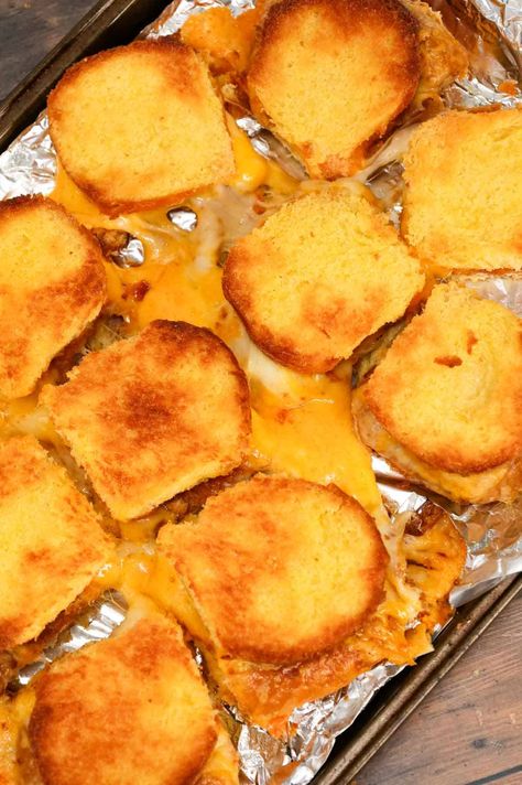 Appetizer Grilled Cheese, Baked Mini Grilled Cheese, Grilled Cheese For Large Group, Sides With Grilled Cheese, Sliders With Soup, Grilled Cheese Party Ideas, Grill Cheese For A Crowd, Snack Sandwiches Appetizers, Kings Hawaiian Mini Grilled Cheese