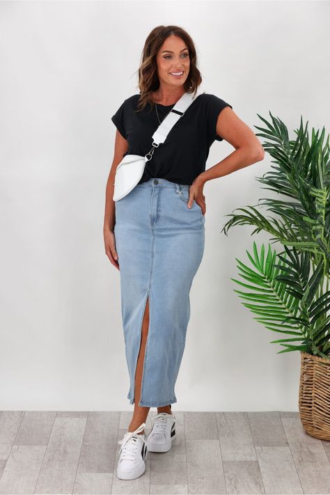 Standard Outfit For Women, Midsize Long Denim Skirt, Denim Midi Skirt Summer Outfit, Long Jean Skirt With Sneakers, Jean Skirt Styling, Denim Skirt Sneakers Outfit, Long Jean Skirt Outfits Spring, Denim Skirt Outfit Summer Street Style, Jean Skirt With Sneakers