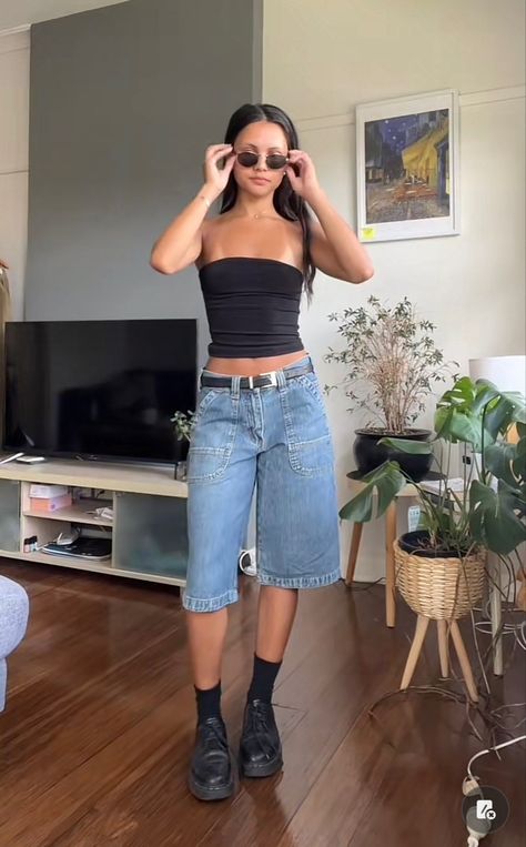 Oversized Jorts Summer Outfits, Jorts Festival Outfit Women, Long Jean Short Outfits, Baggie Shorts Outfit, Summer Shorts Outfits Aesthetic, Long Shorts Outfits Women Summer, How To Style Long Jean Shorts, Camp Shorts Outfit, Long Baggy Shorts Outfit