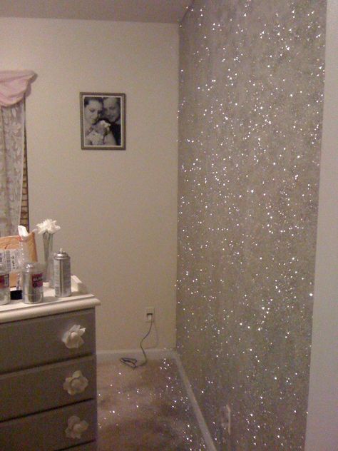 Glitter Accent Wall 3 pounds of loose glitter, 2 cans adhesive spray paint, 1 paper plate, 1 straw. Pour some glitter on plate. Spray each sq ft of wall with adhesive. Blow glitter from plate onto wall with straw. Finish with 2 cans of clear gloss spray paint to last for a lifetime. Messy but fun. Gorgeous! -chrissydixon: Spray Paint Walls Bedrooms, Glitter Accent Wall, Glitter Bedroom, Glitter Paint For Walls, Glitter Room, Sparkle Paint, Bathroom Paint, Yahoo Answers, Glitter Wall